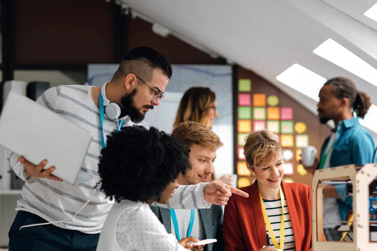 Eine Gruppe vor einem Versuchsaufbau