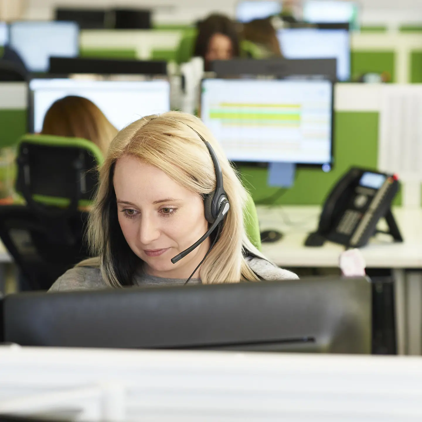 Eine Frau im Büro am Telefon