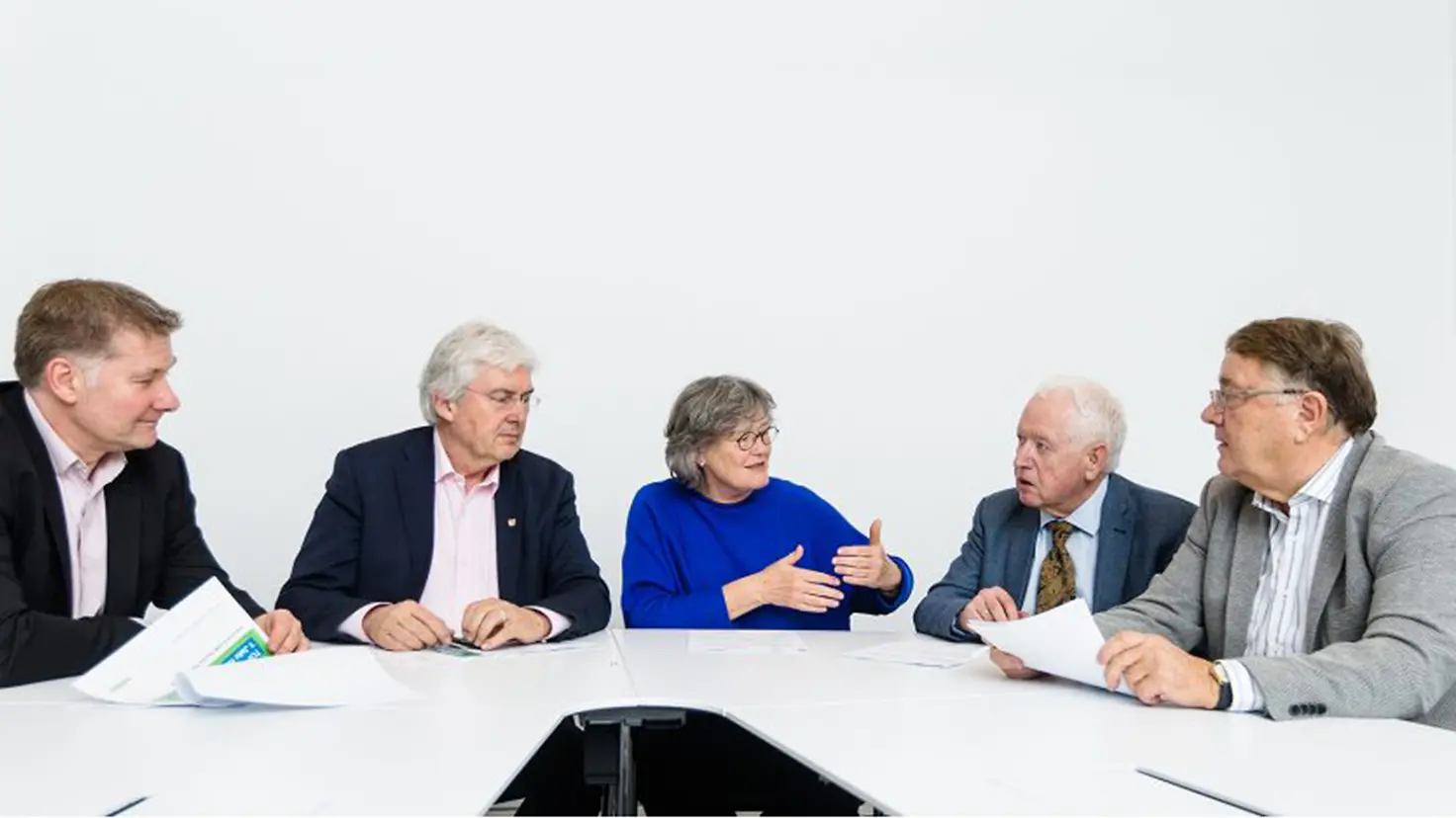 Fünf Mitglieder sitzen bei der Verwaltungsratssitzung am 5. April 2019 miteinander redend am Tisch.