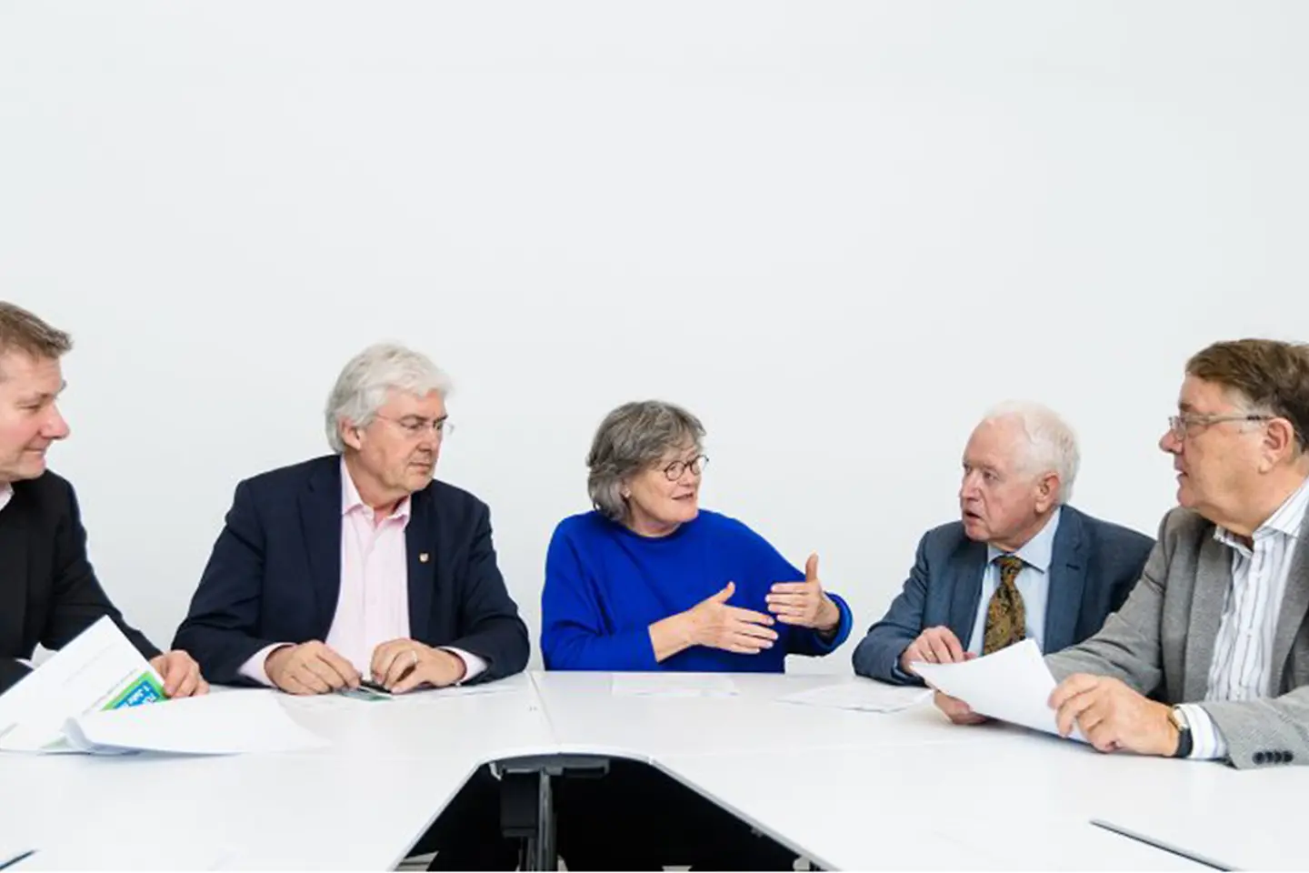 Fünf Mitglieder sitzen bei der Verwaltungsratssitzung am 5. April 2019 miteinander redend am Tisch.