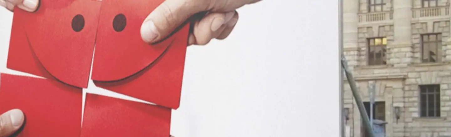 Das Plakat zur Sozialwahl 2017: vier Hände halten vier Teile eines roten Briefumschlages