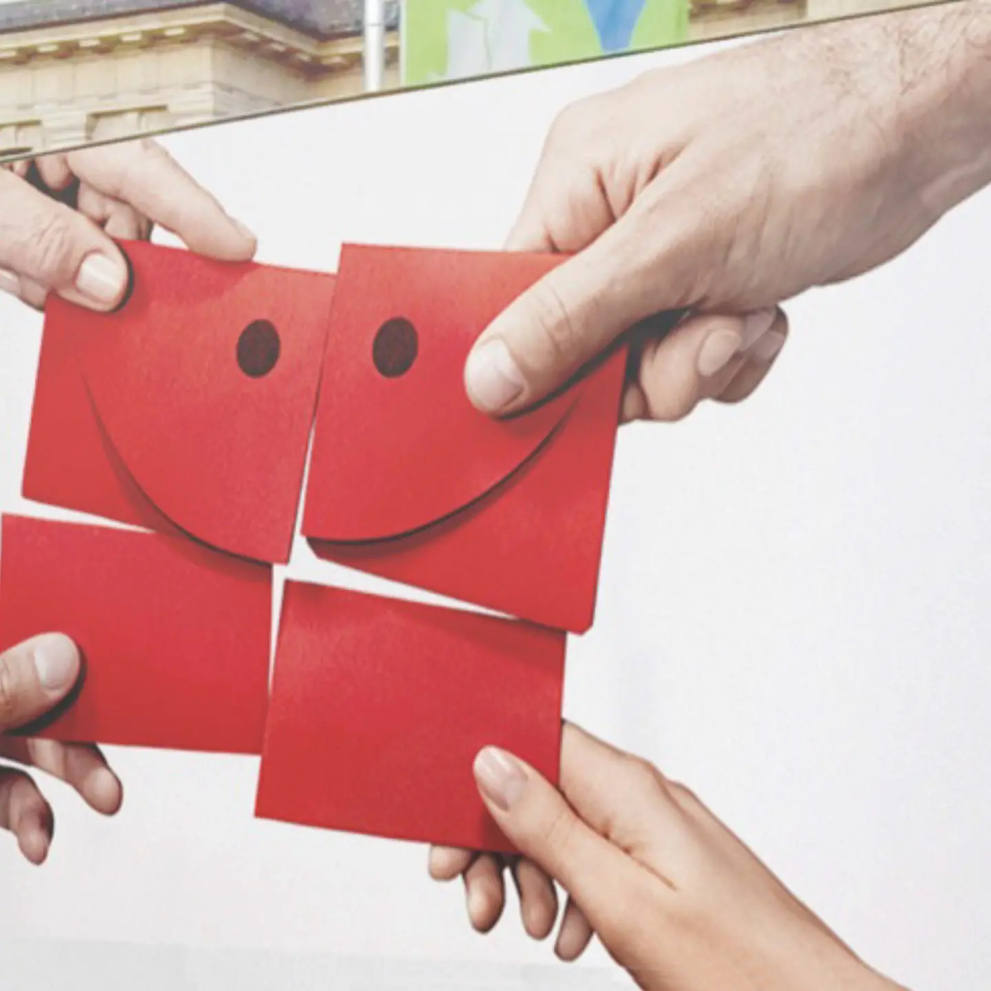 Das Plakat zur Sozialwahl 2017: vier Hände halten vier Teile eines roten Briefumschlages