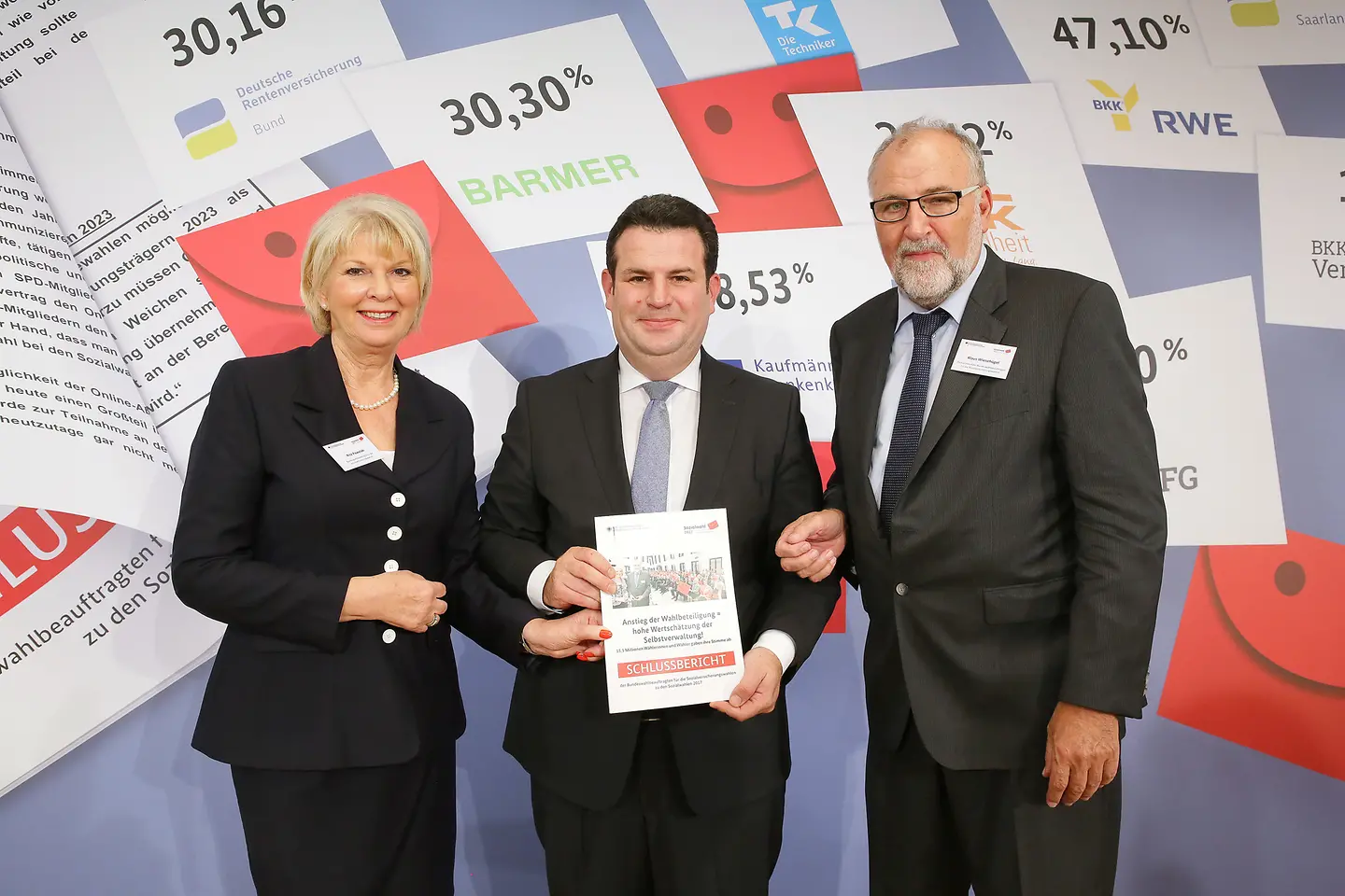 Rita Pawelski, der Bundessozialminister Hubertus Heil und Klaus Wiesehügel stehen für ein Foto nebeneinander.