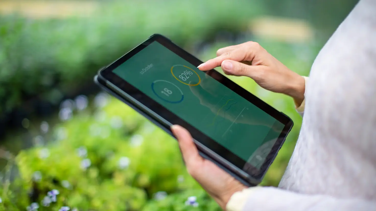 Frau mit Tablet nutzt digitales Gesundheitsmanagement