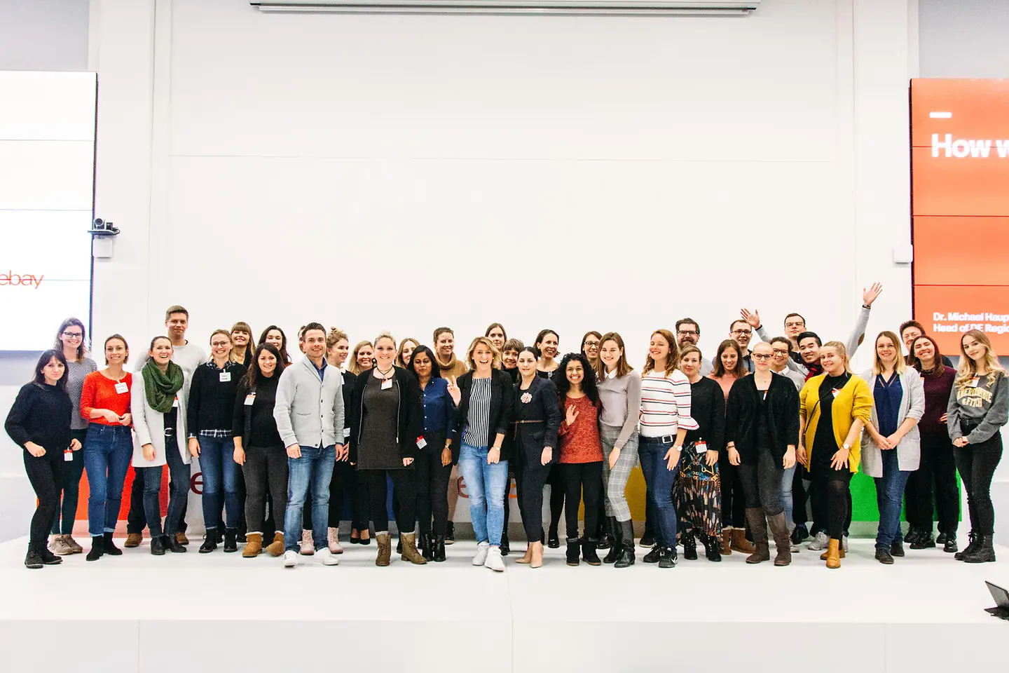 Teilnehmer eines Workshops stehen für ein Foto zusammen auf einer Bühne