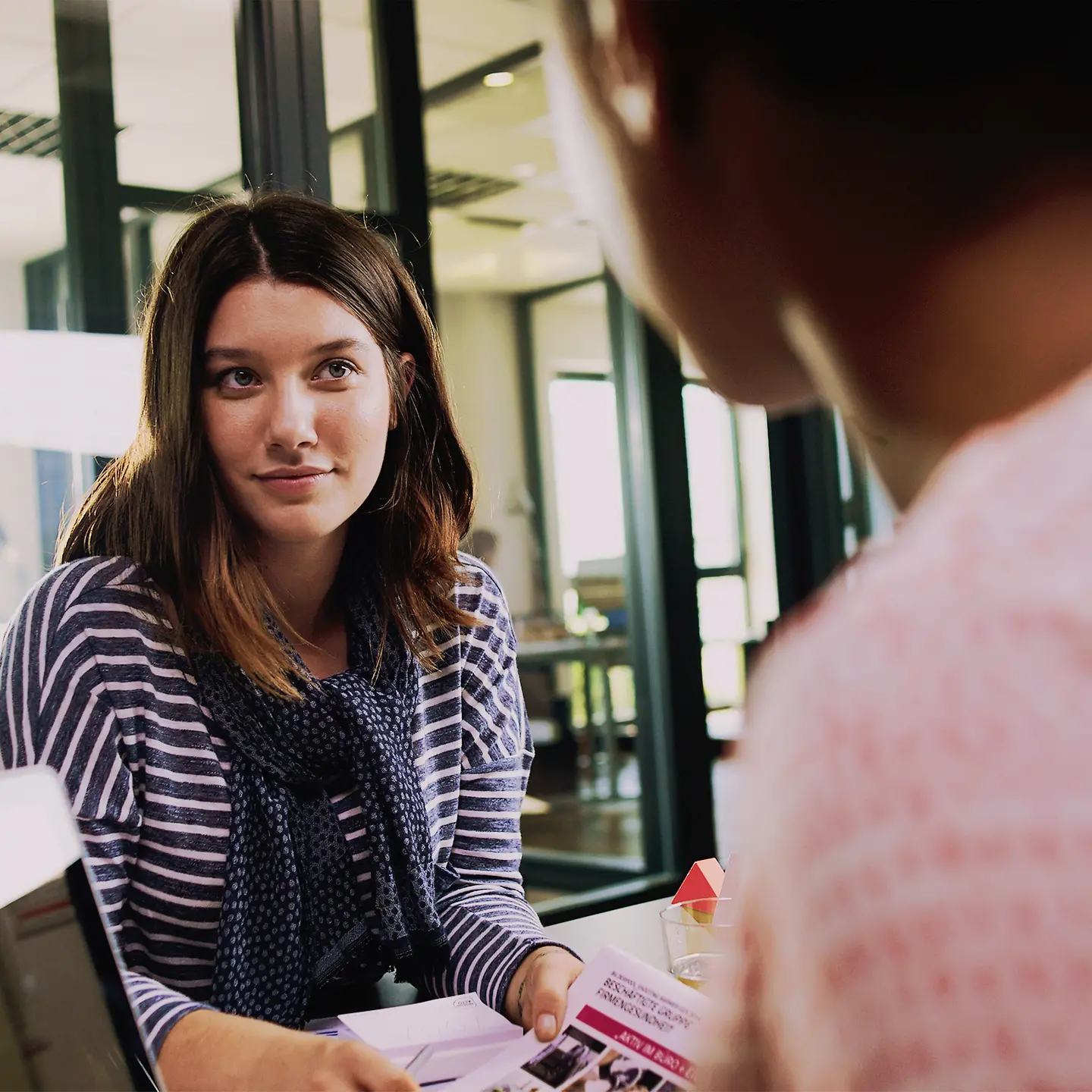 Junge Frau beim Bewerbungsgespräch.