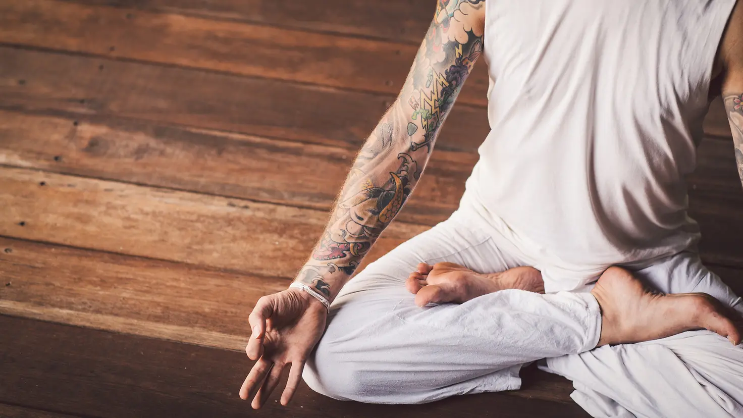 Mann im Lotussitz macht Yoga
