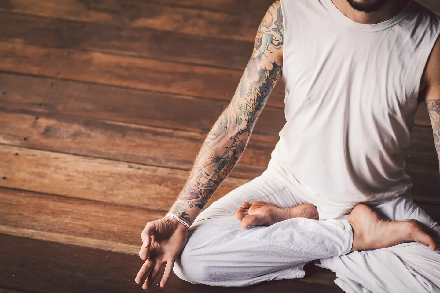 Mann im Lotussitz macht Yoga