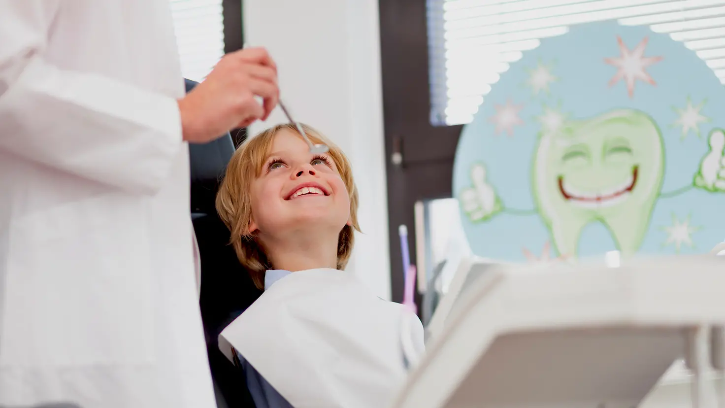 Ein Junge sitzt im Zahnarztstuhl zur Untersuchung