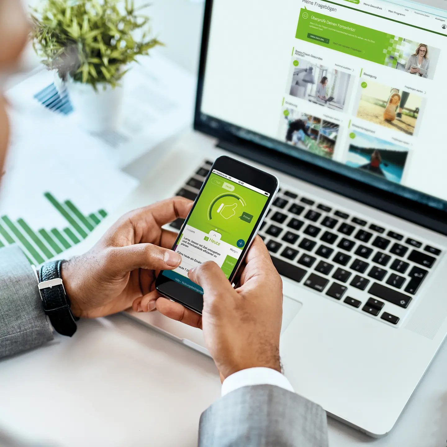 Ein Mann benutzt den Digital Health Guide auf seinem Smartphone