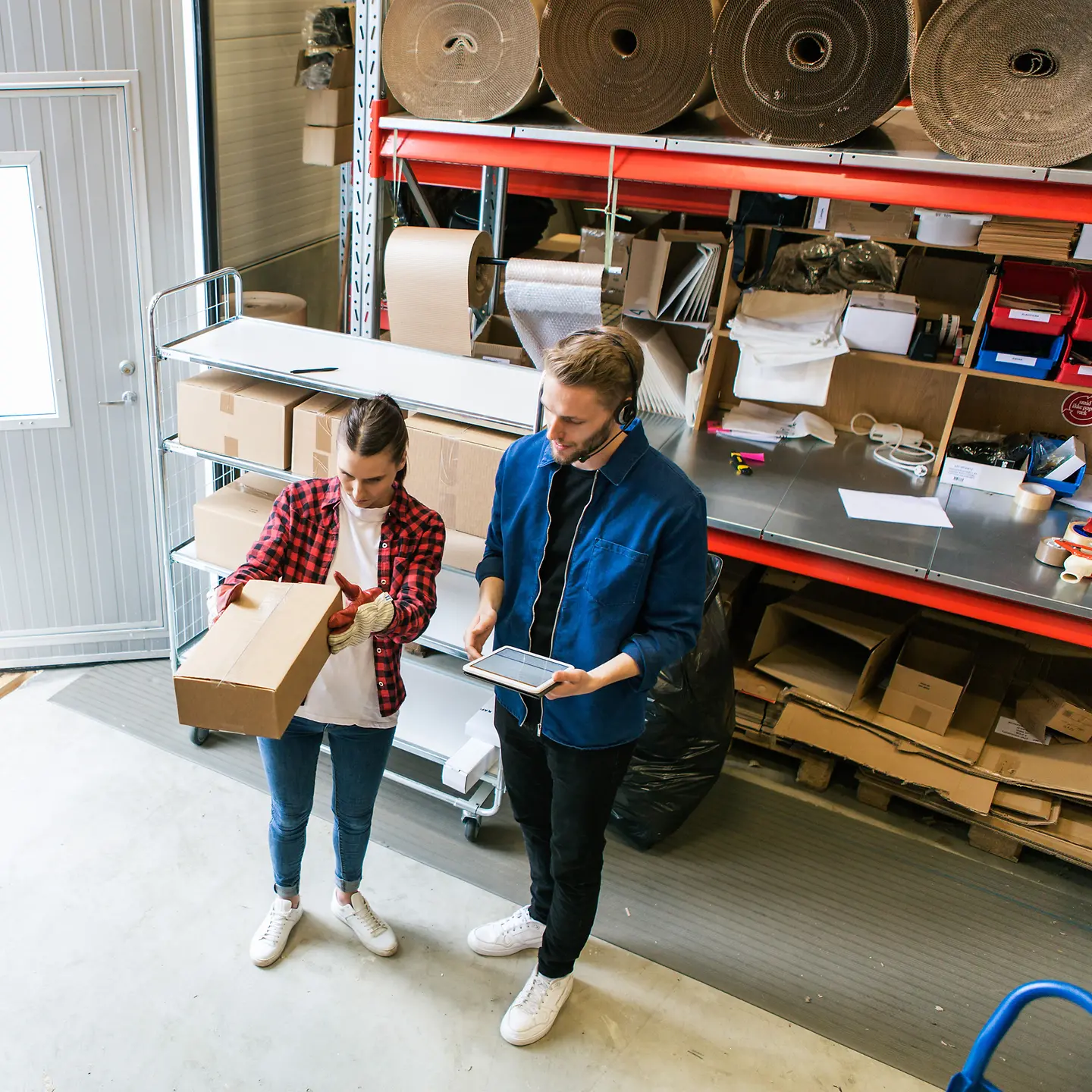 Zwei junge Männer arbeiten in einem Versandlager