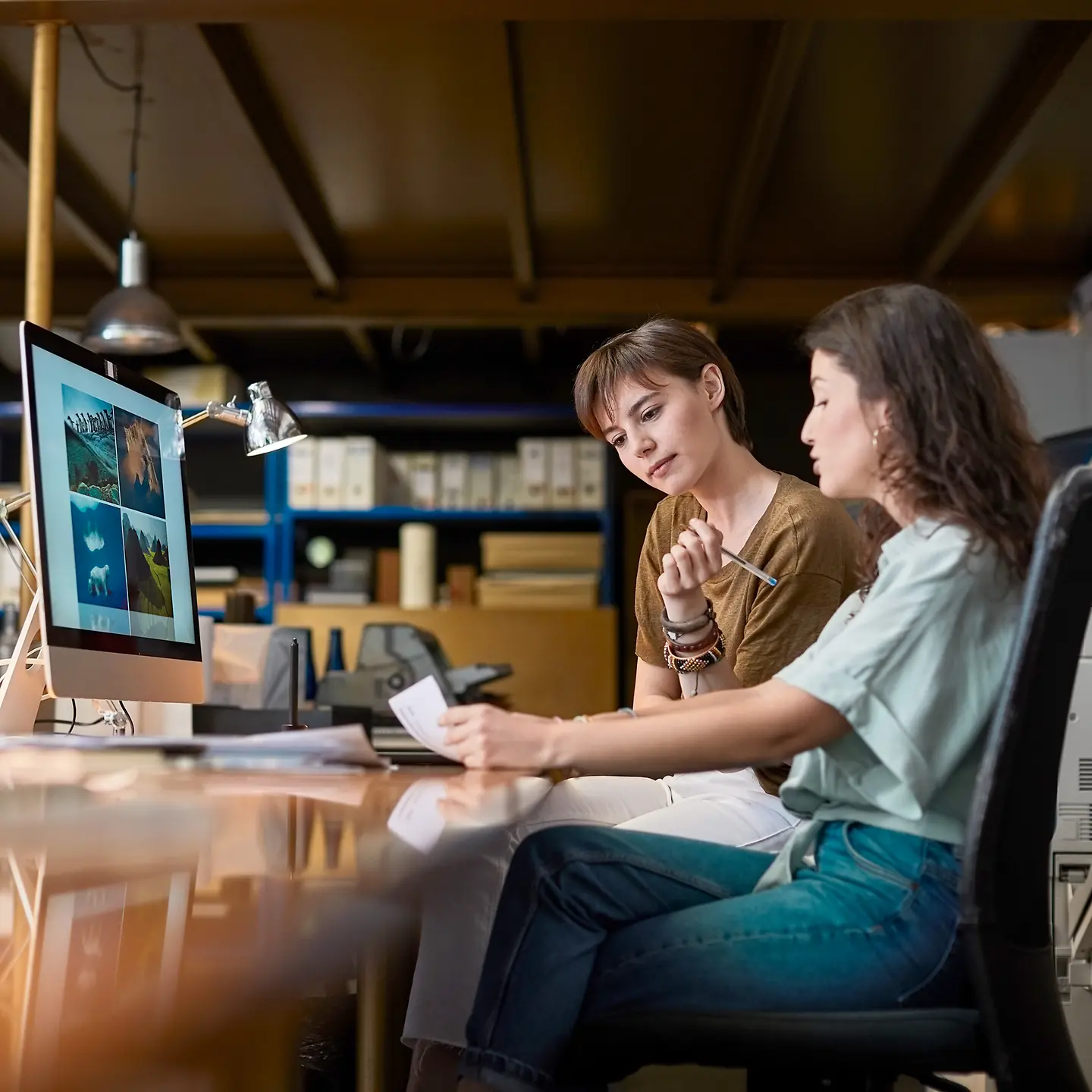 Zwei junge Frauen sitzen an einem Monitor