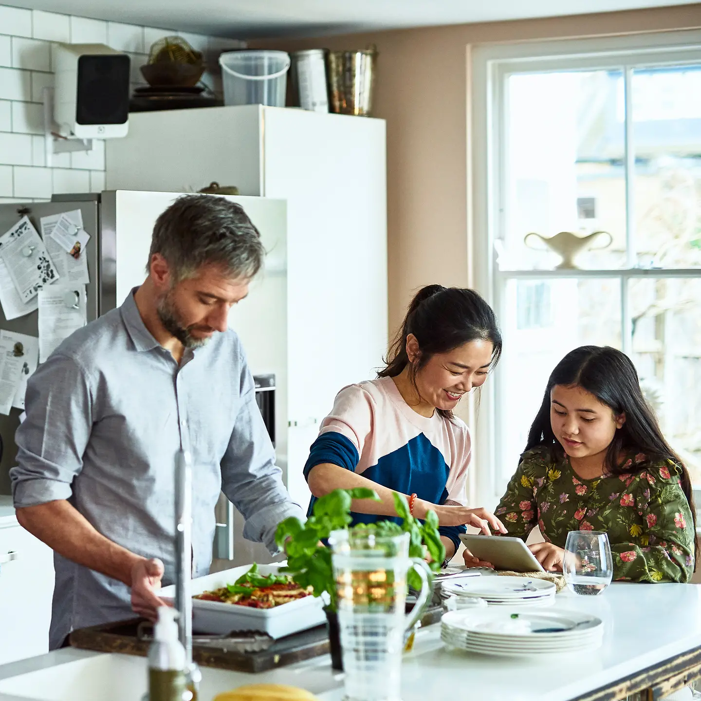 Eine fünfköpfige Familie bereitet gemeinsam Essen zu. 
