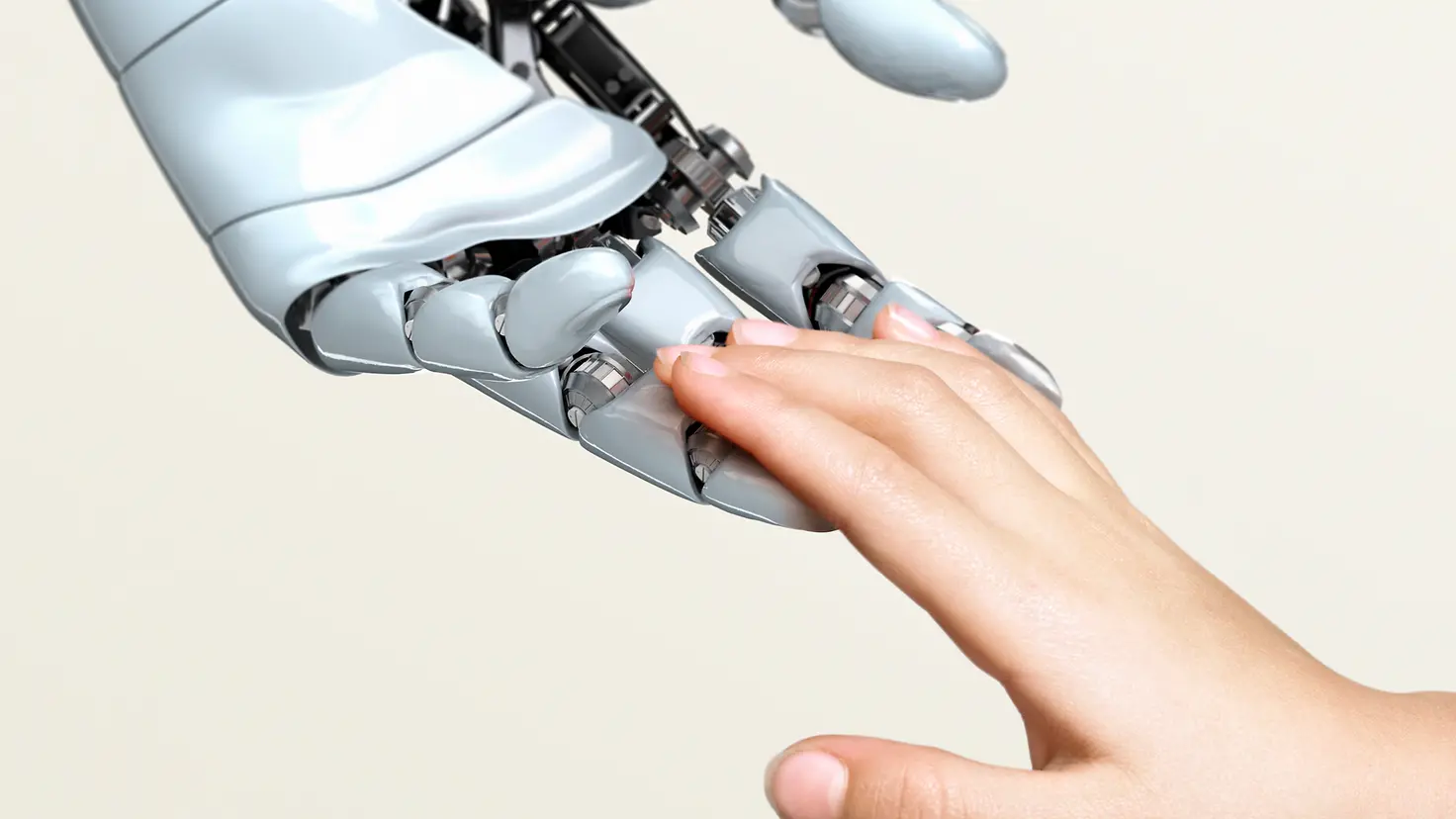 Eine Roboterhand und eine menschliche Hand greifen nacheinander