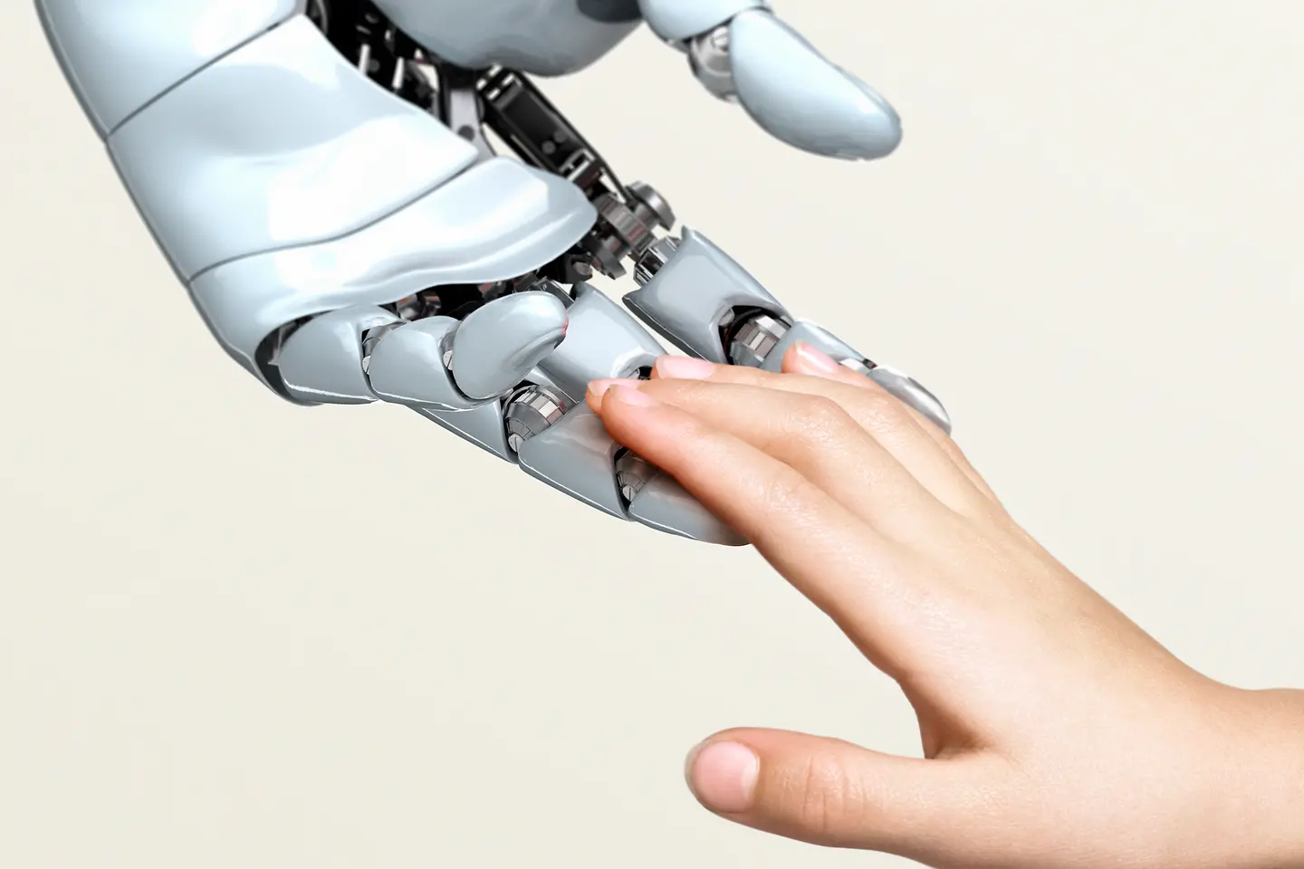 Eine Roboterhand und eine menschliche Hand greifen nacheinander