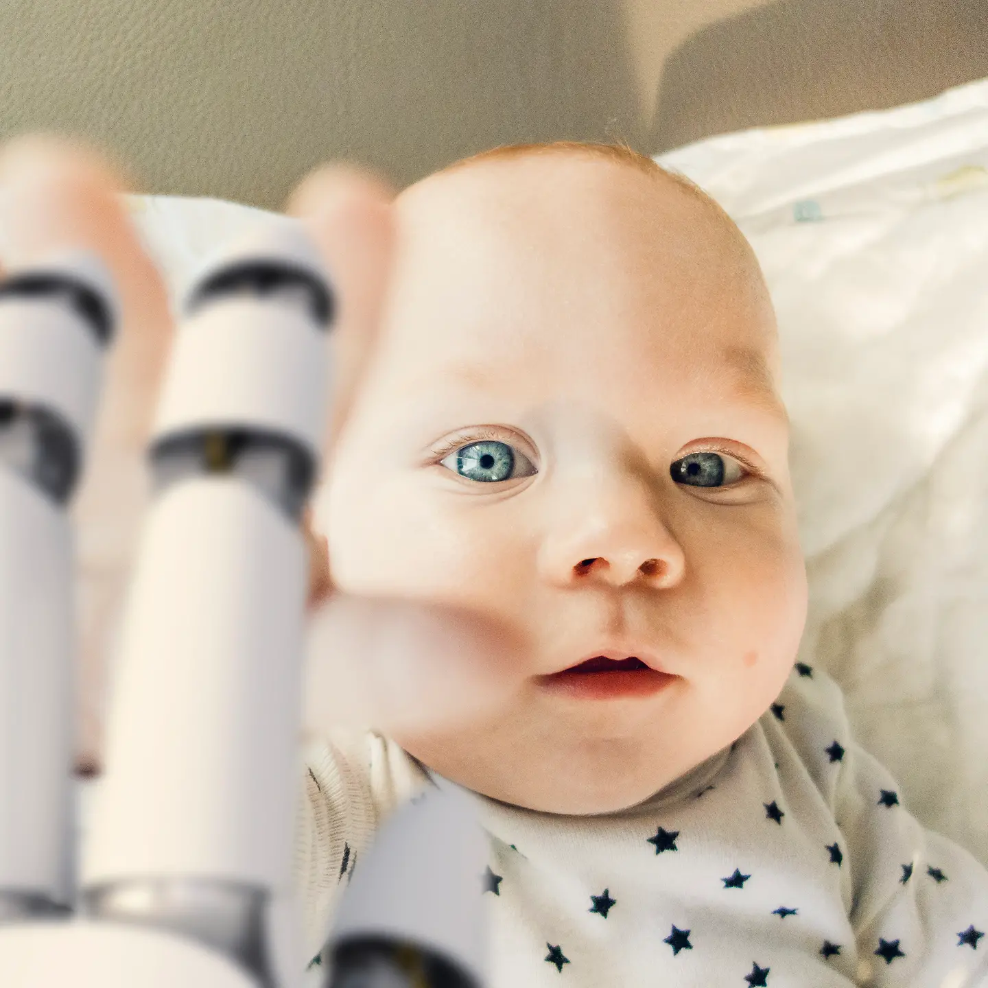 Ein Baby greift nach einer Roboterhand