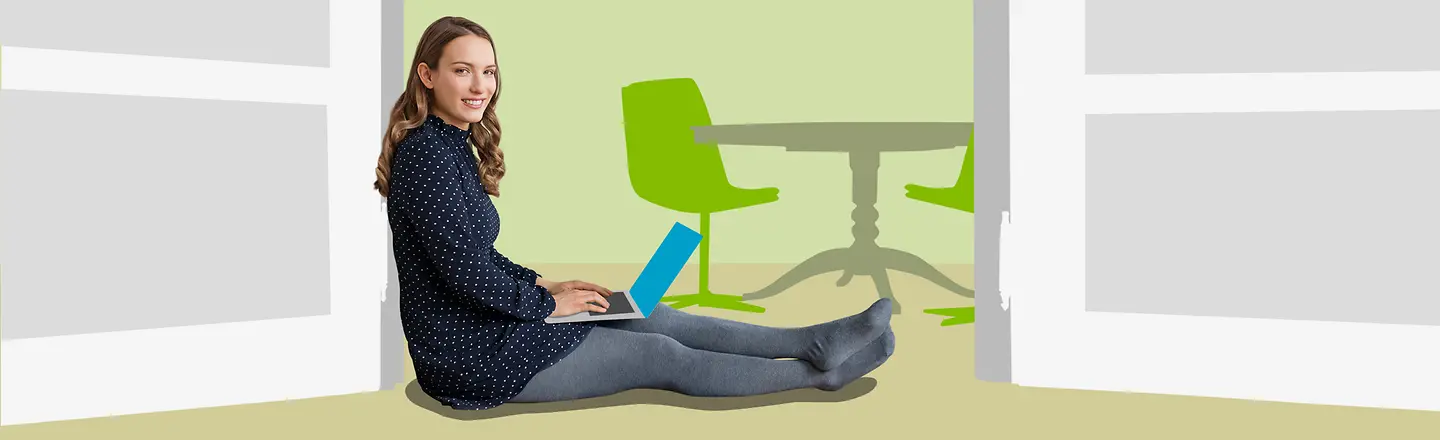 Eine Frau sitzt vor einem illustrierten Hintergrund auf dem Boden und hat ihren Laptop auf dem Schoss.