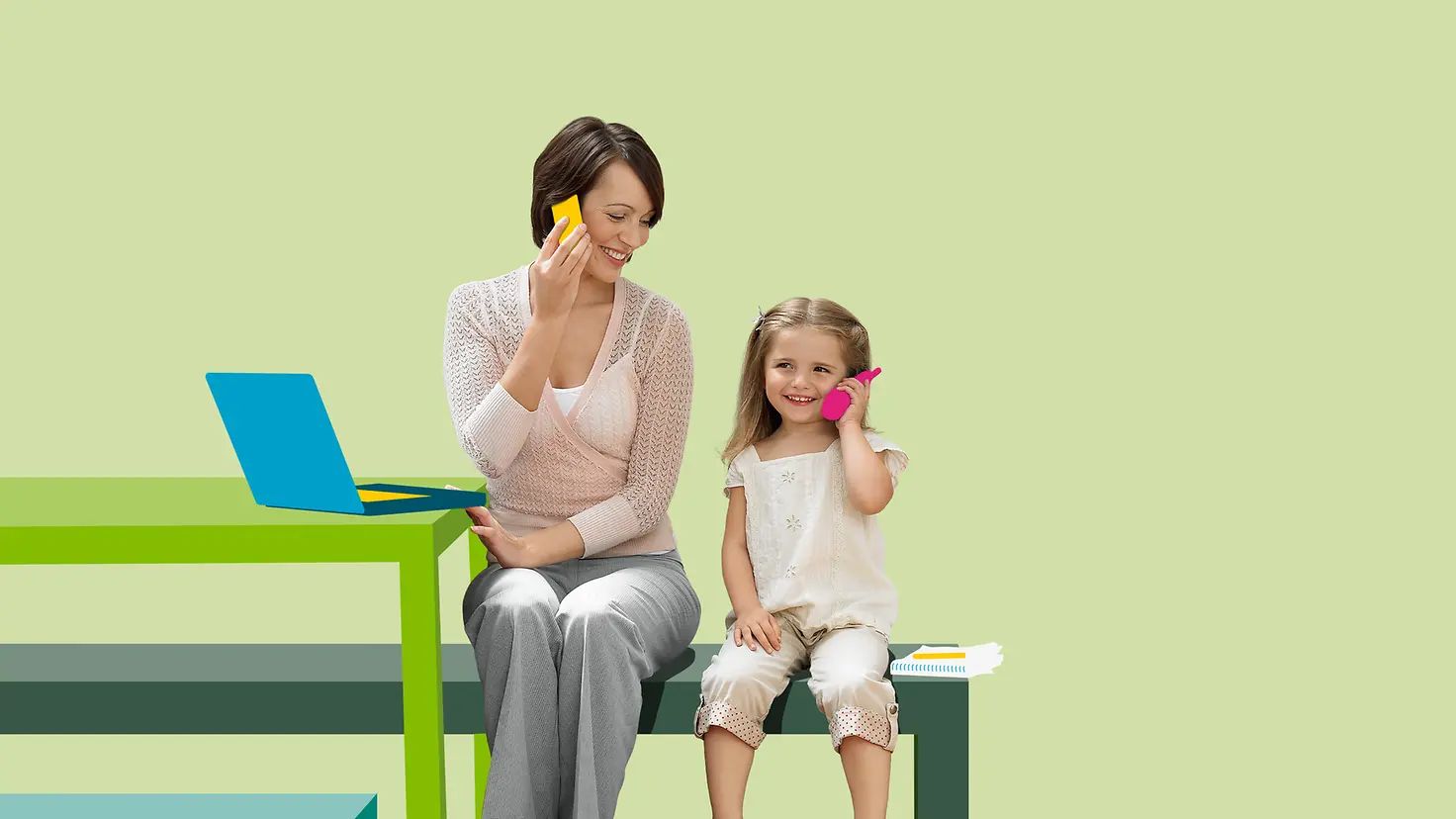Eine junge Mutter sitzt mit ihrer Tochter vor einem illustrierten Hintergrund auf einer Bank, beide telefonieren.