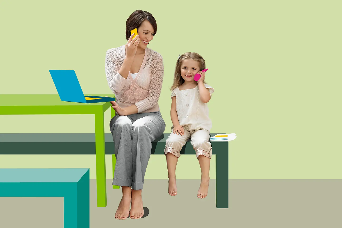 Eine junge Mutter sitzt mit ihrer Tochter vor einem illustrierten Hintergrund auf einer Bank, beide telefonieren.