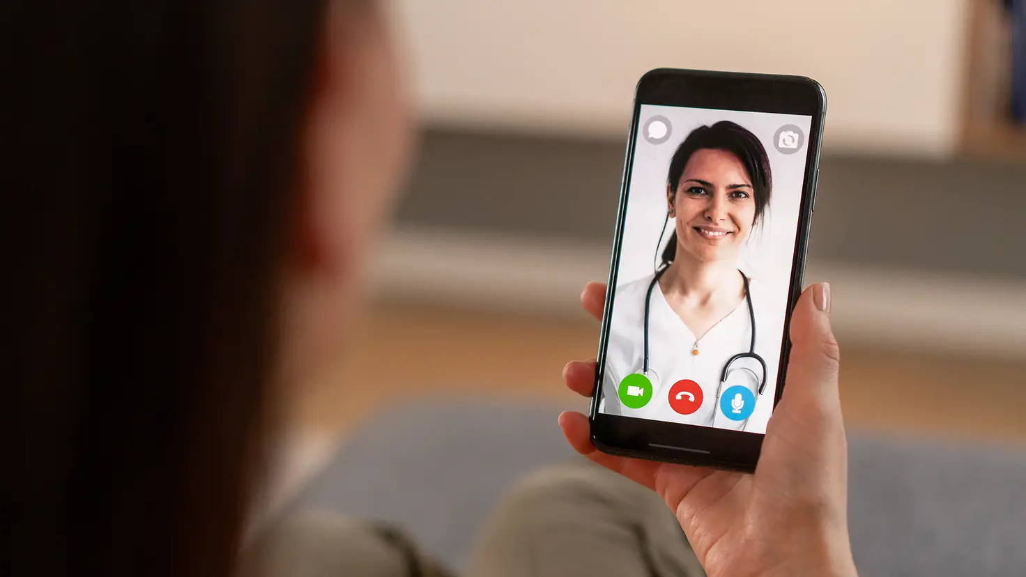 Eine Frau telefoniert mit einer Ärztin per Videochat
