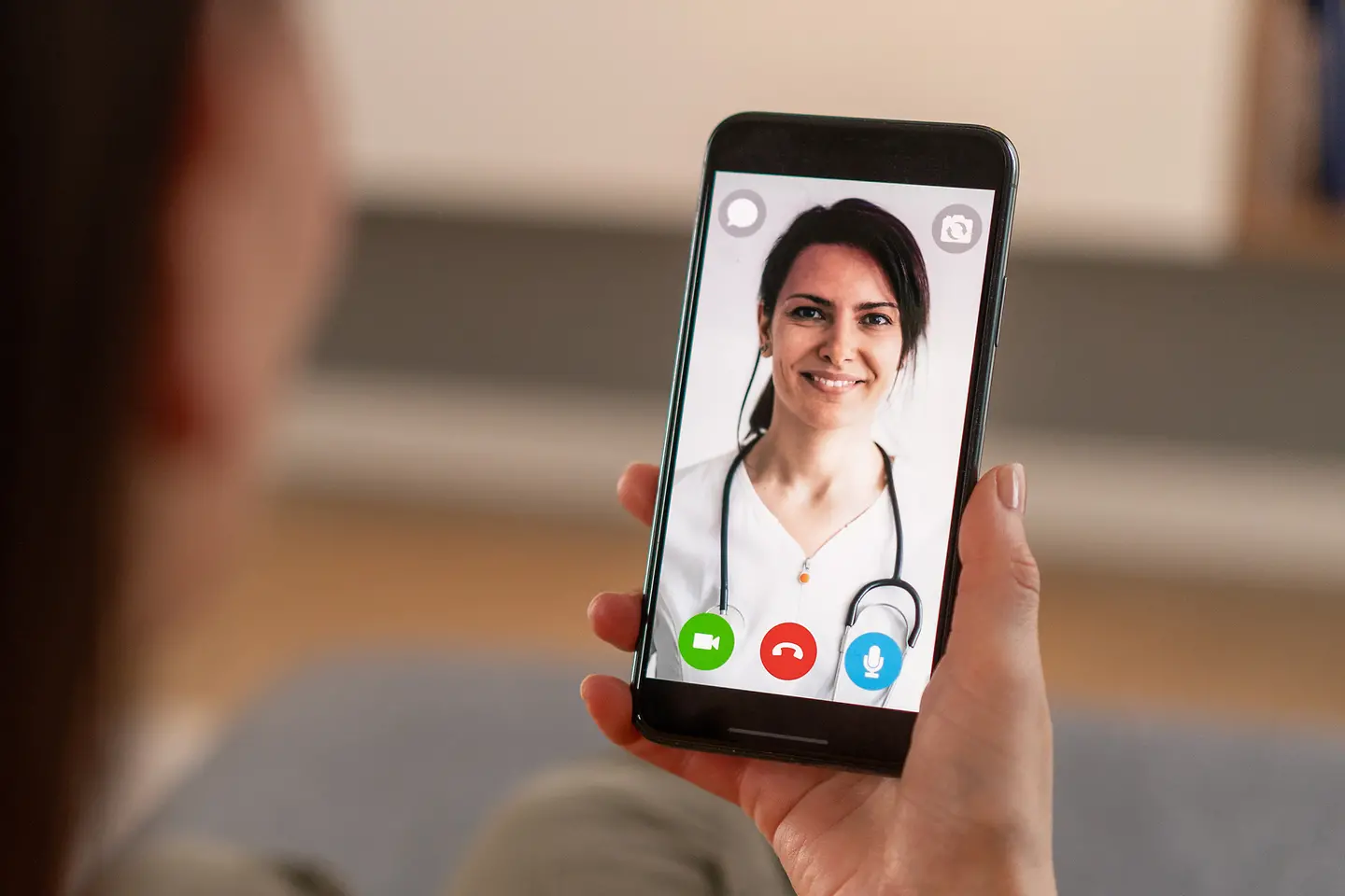 Eine Frau telefoniert mit einer Ärztin per Videochat