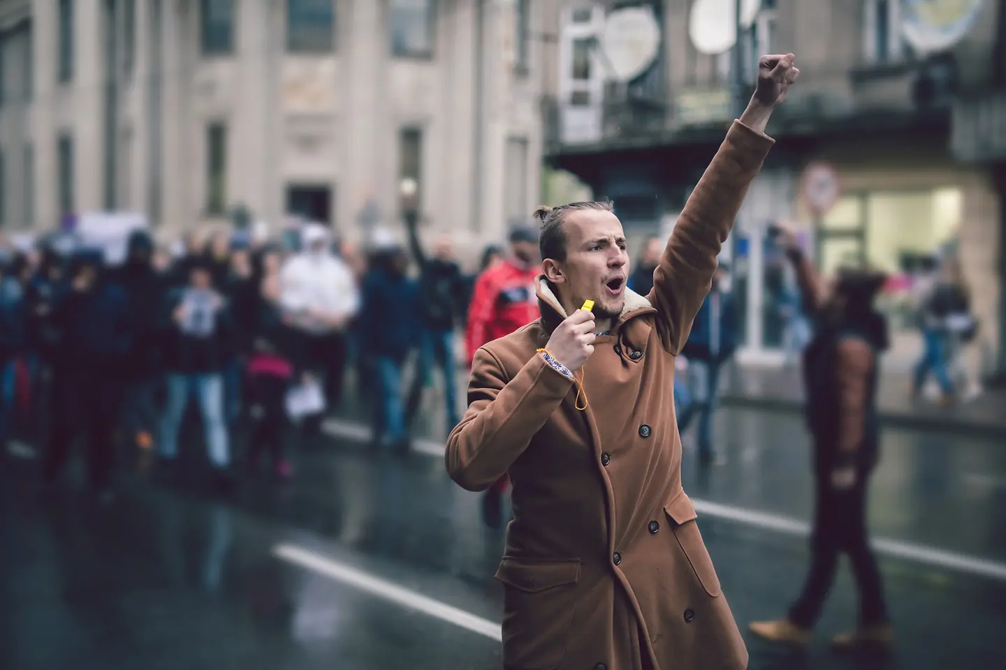 Junger Mann läuft bei einer Demo mit