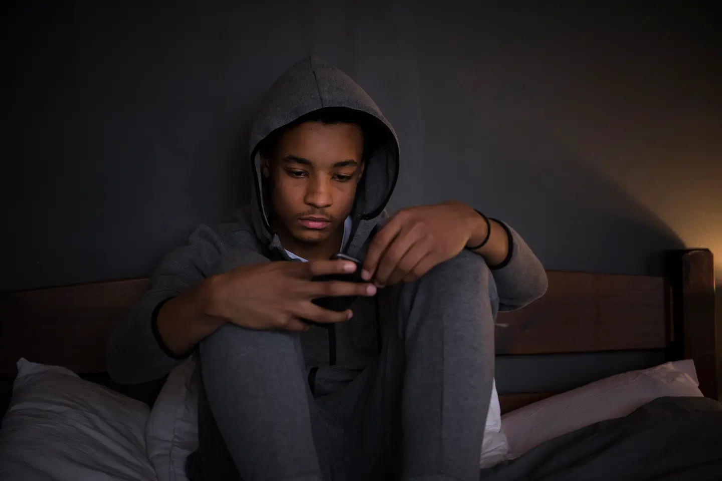 Teenager schaut auf sein Smartphone