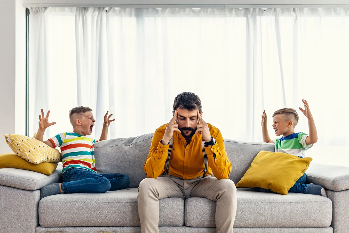 Alleinerziehender Vater mit zwei Kindern ist überlastet