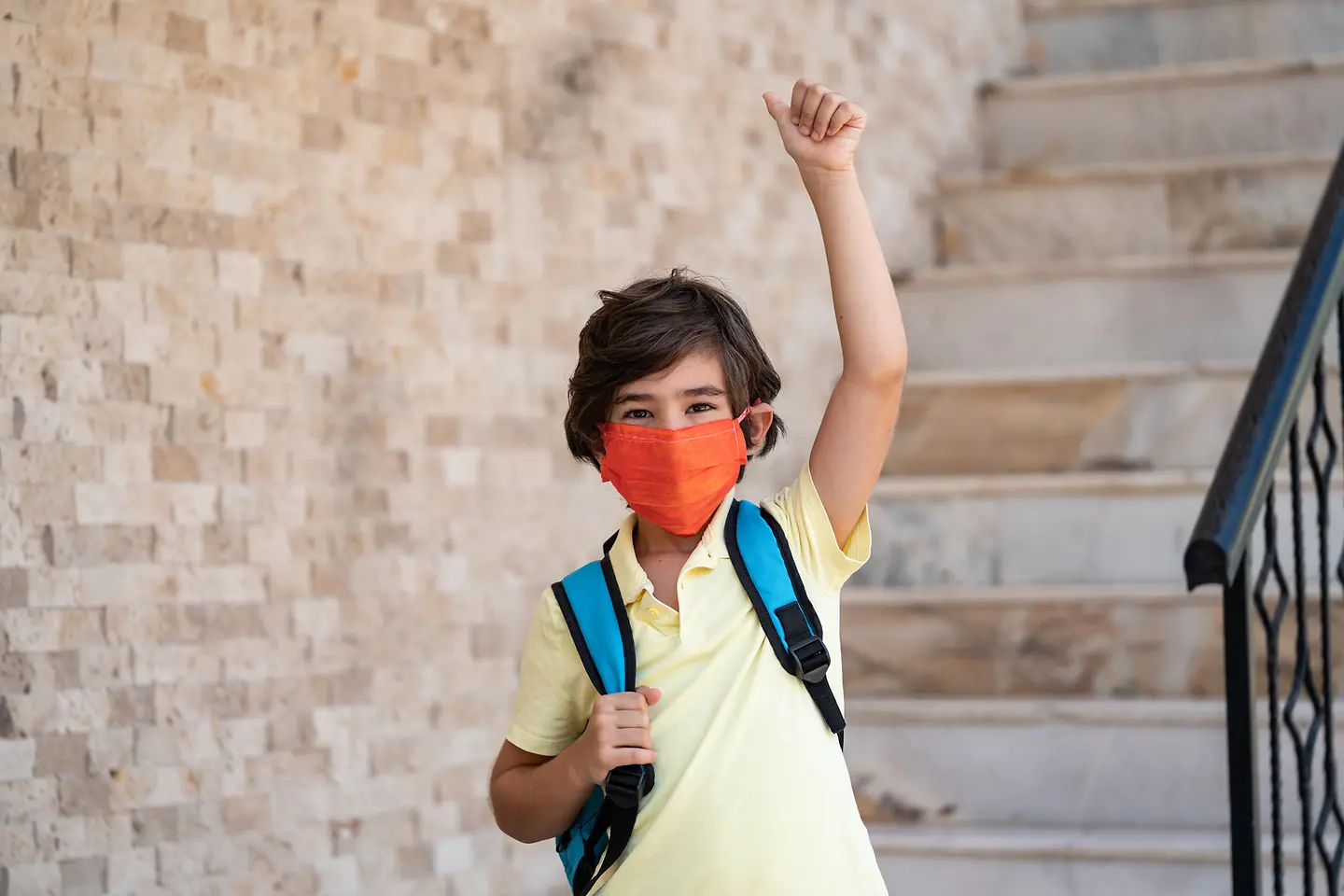 Kleiner Junge zeigt ein "Daumen-Hoch"