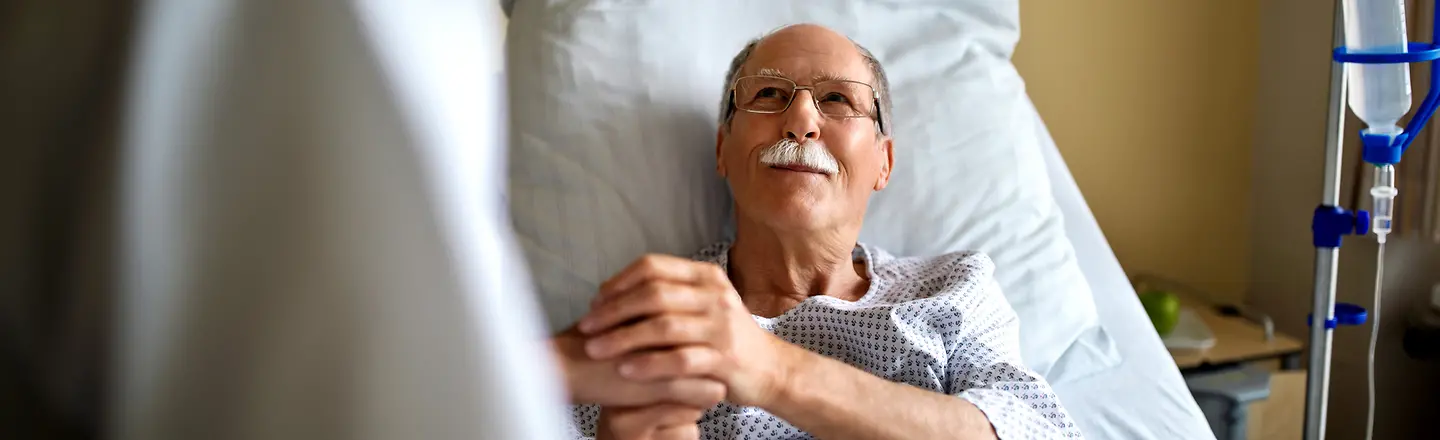 Älterer Herr liegt in einem Krankenhausbett