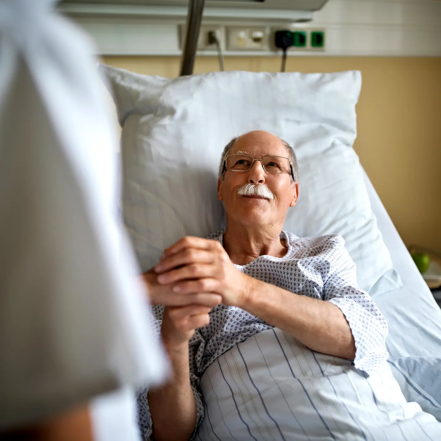 Älterer Herr liegt in einem Krankenhausbett