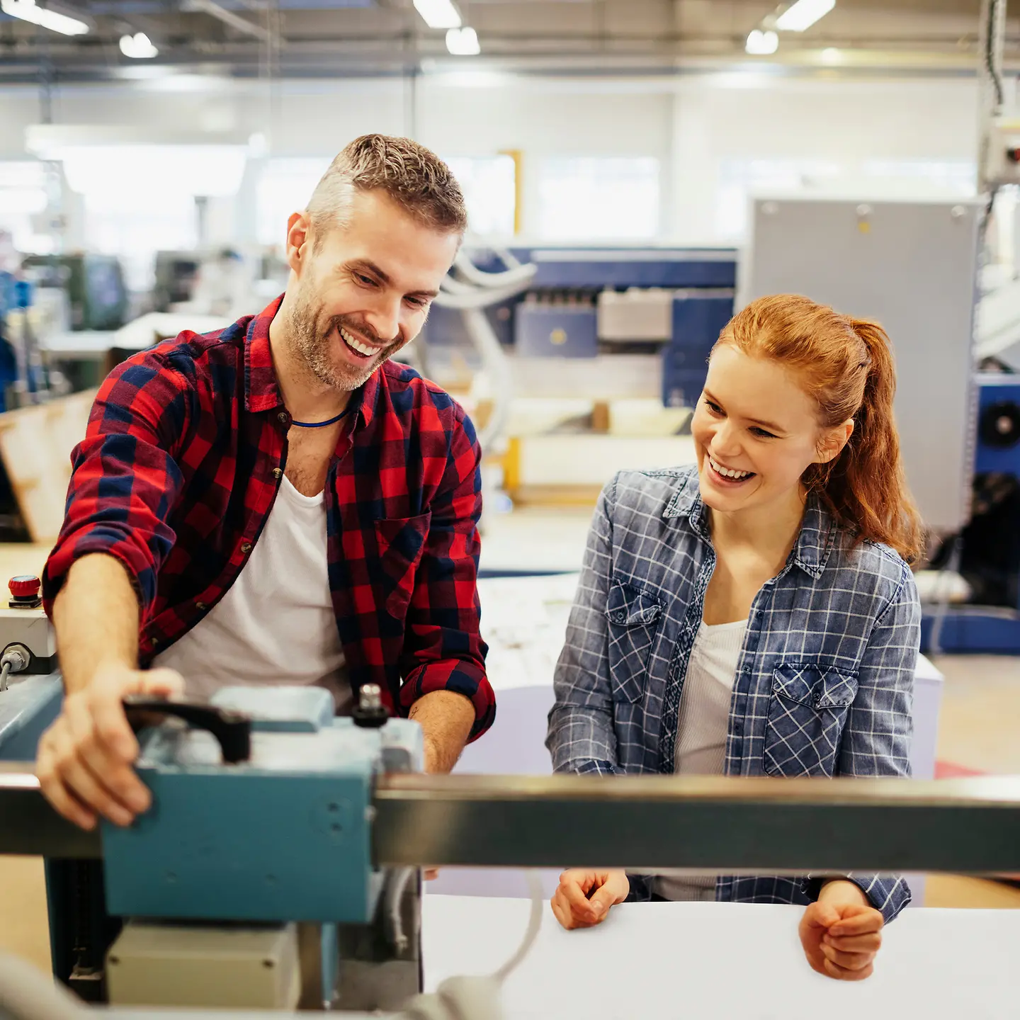 Zwei junge Menschen arbeiten an einer Werkbank