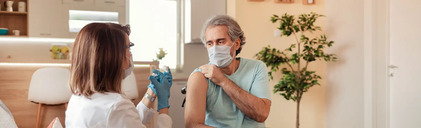 Ein Mann erhält eine Impfung gegen das Coronavirus