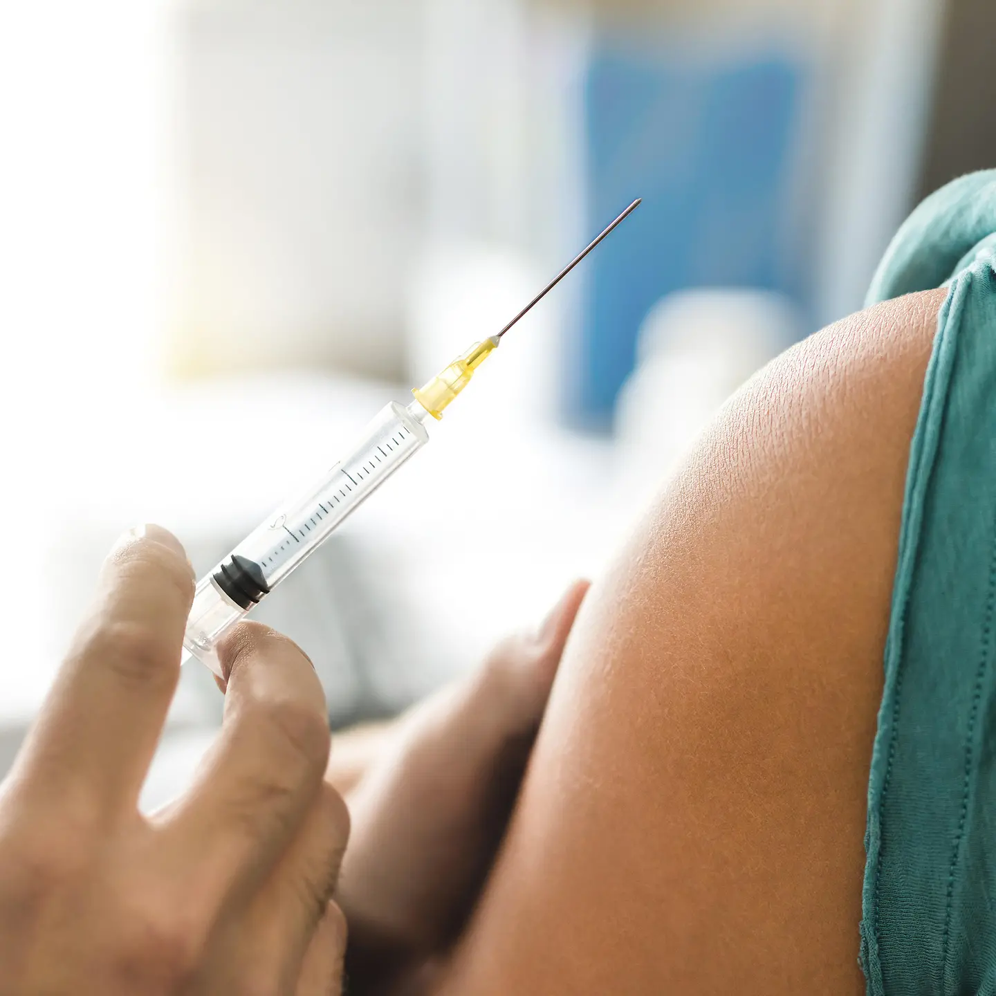 Dieses Bild zeigt eine Person bei der Grippeschutzimpfung