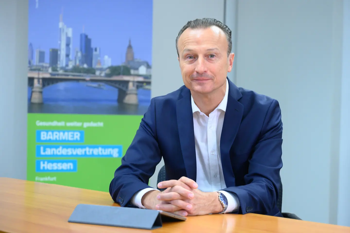 Portraitfoto von Martin Till am Tisch sitzend.