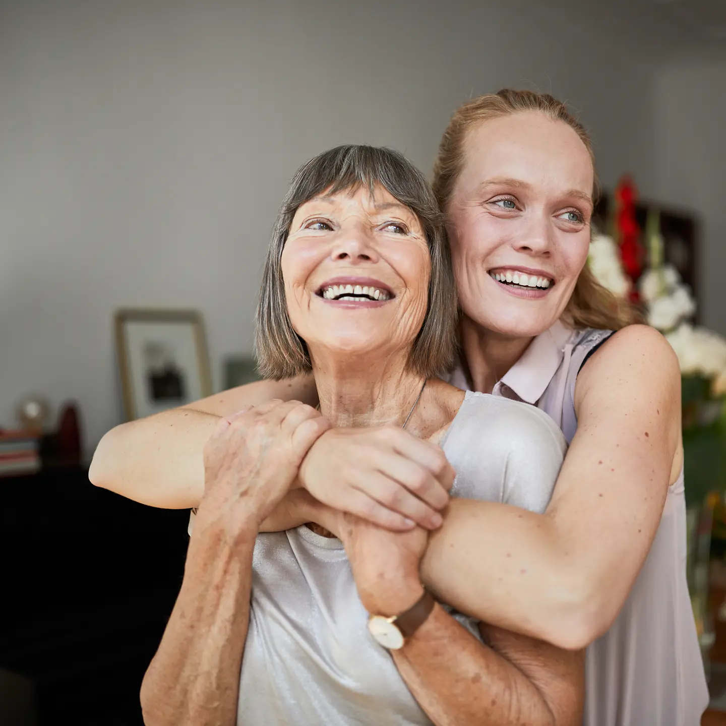 Eine Frau umarmt ihre Mutter.