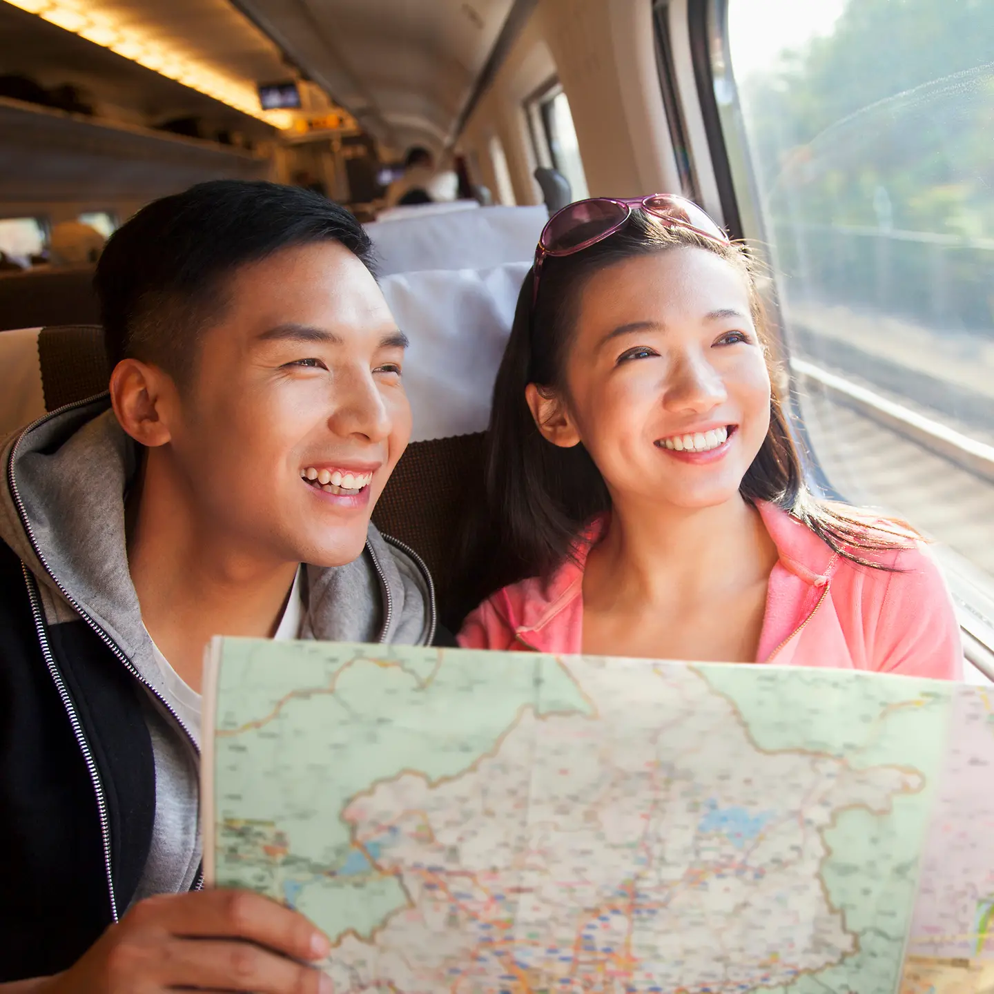 两位青年乘坐火车