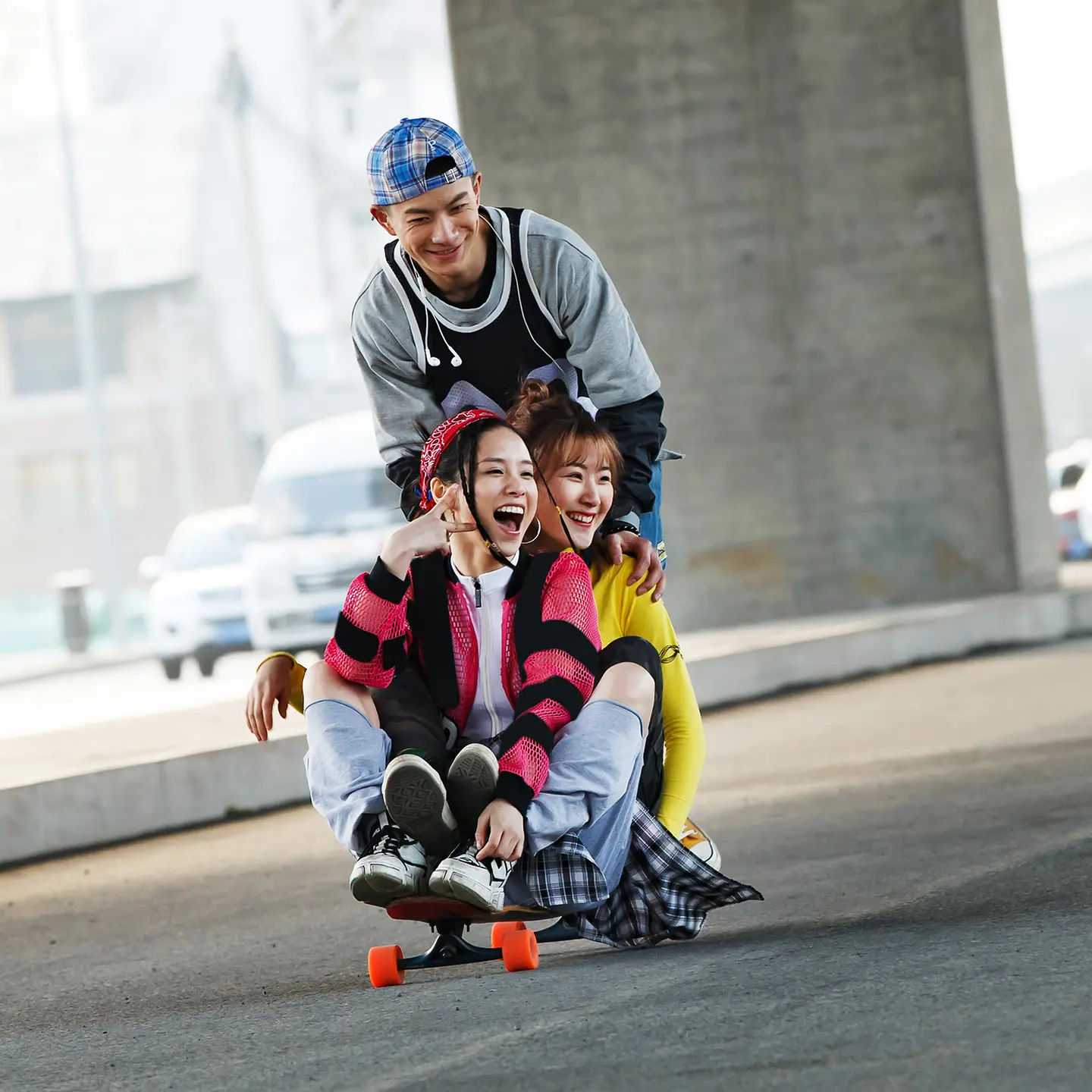 一群年轻人在一个停车场内滑滑板