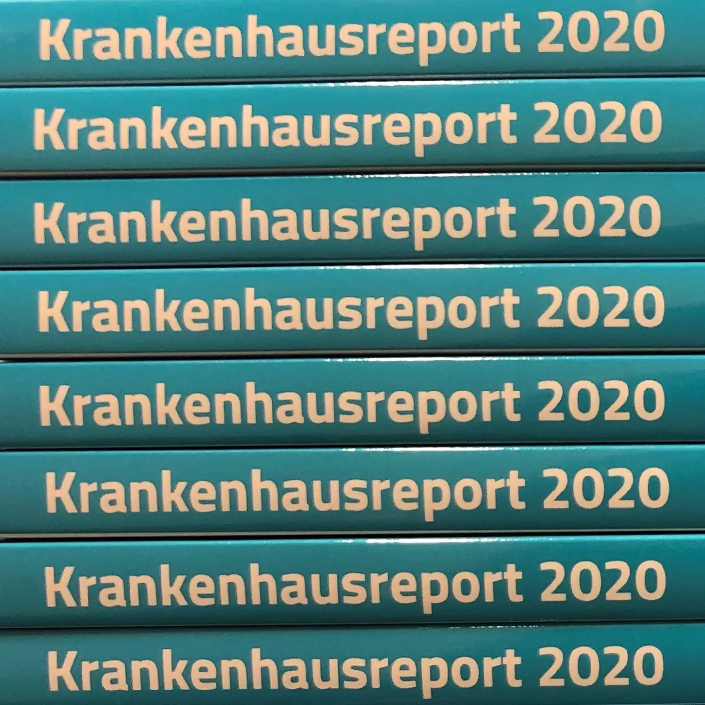 Blick auf einen Stapel Barmer Krankenhausreporte 2020. Foto: Patrick Krug