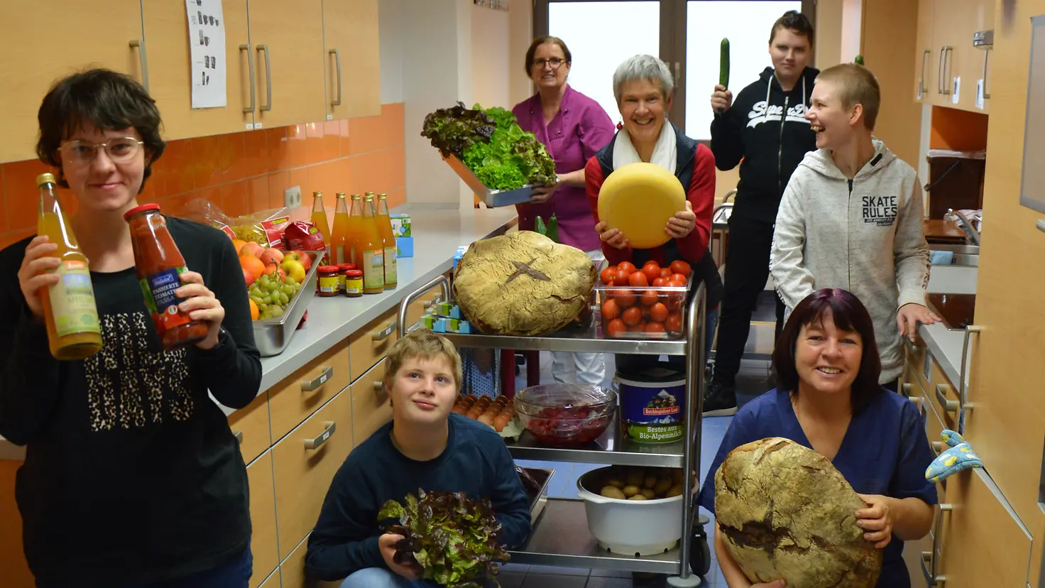 Schulpersonal und Schüler Rosenberg-Schule Bernkastel-Kues mit gesunden Lebensmitteln bei der Aktion "Ich kann kochen!"