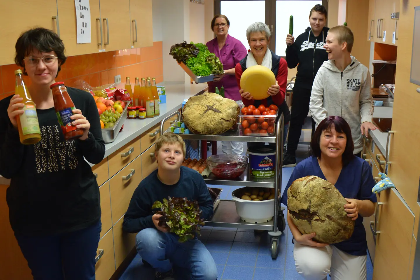 Schulpersonal und Schüler Rosenberg-Schule Bernkastel-Kues mit gesunden Lebensmitteln bei der Aktion "Ich kann kochen!"