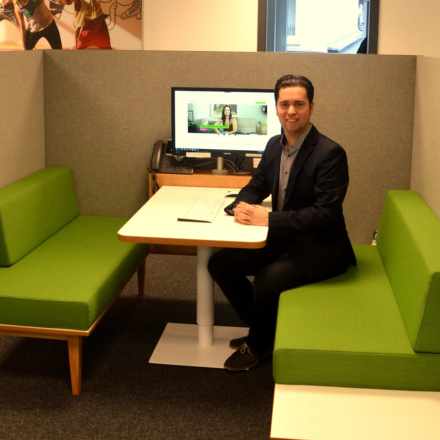 Dominik Bergmann sitzt in einer Beratungsbox.