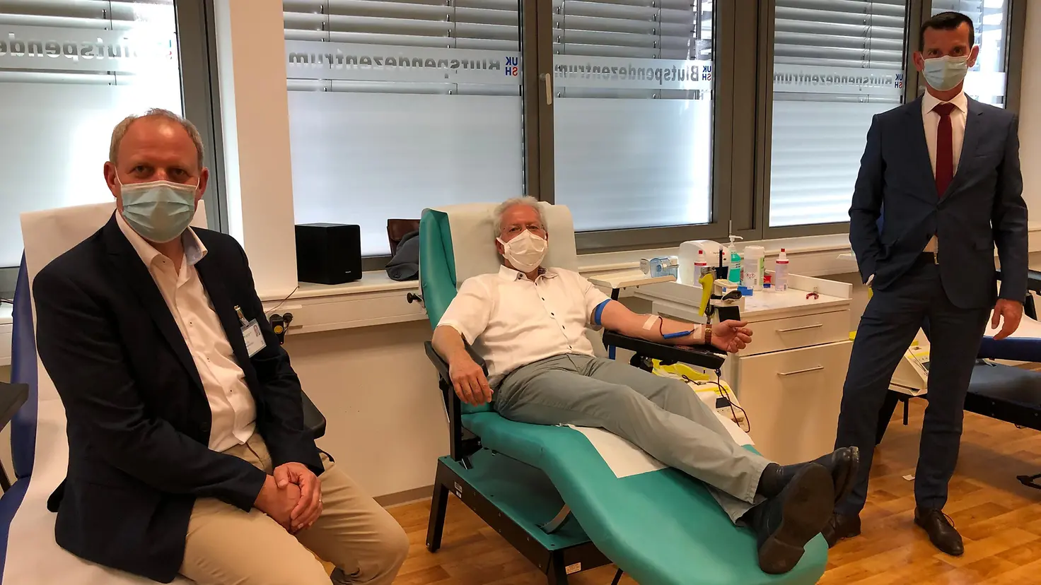Blutspende im Blutspendezentrum UKSH, von links nach rechts: Prof. Görg, Dr. Hillebrandt, Peter Pansegrau