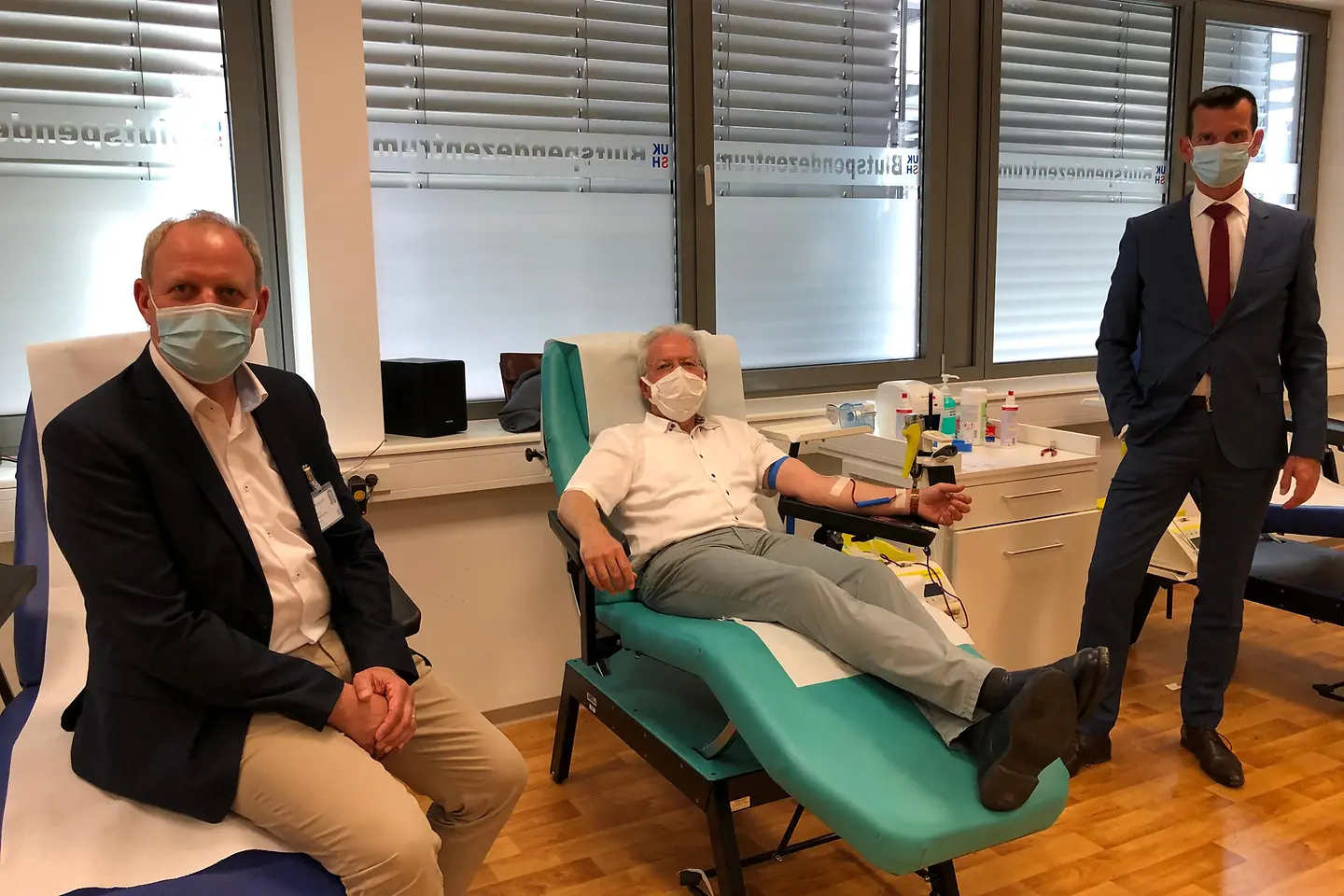 Blutspende im Blutspendezentrum UKSH, von links nach rechts: Prof. Görg, Dr. Hillebrandt, Peter Pansegrau