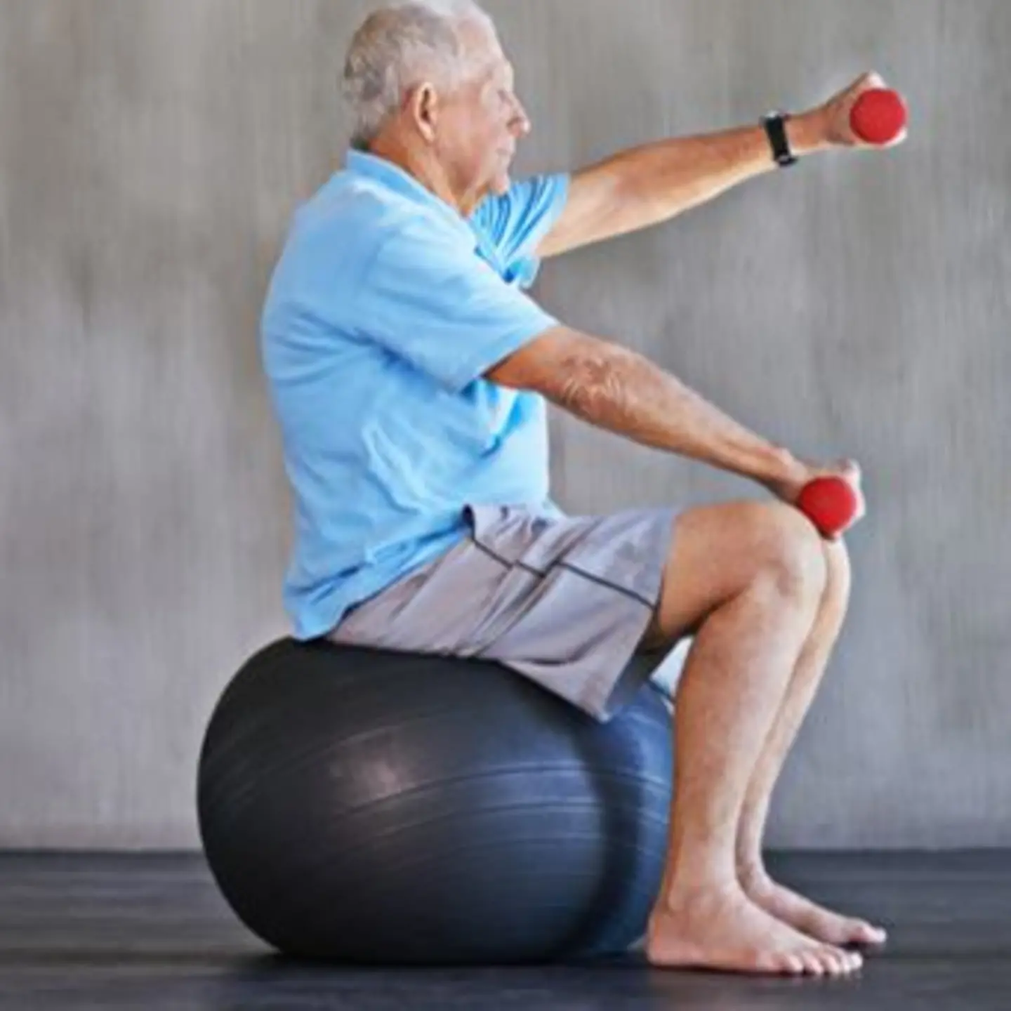 Älterer Mann bei Bewegungsübungen auf dem Ball