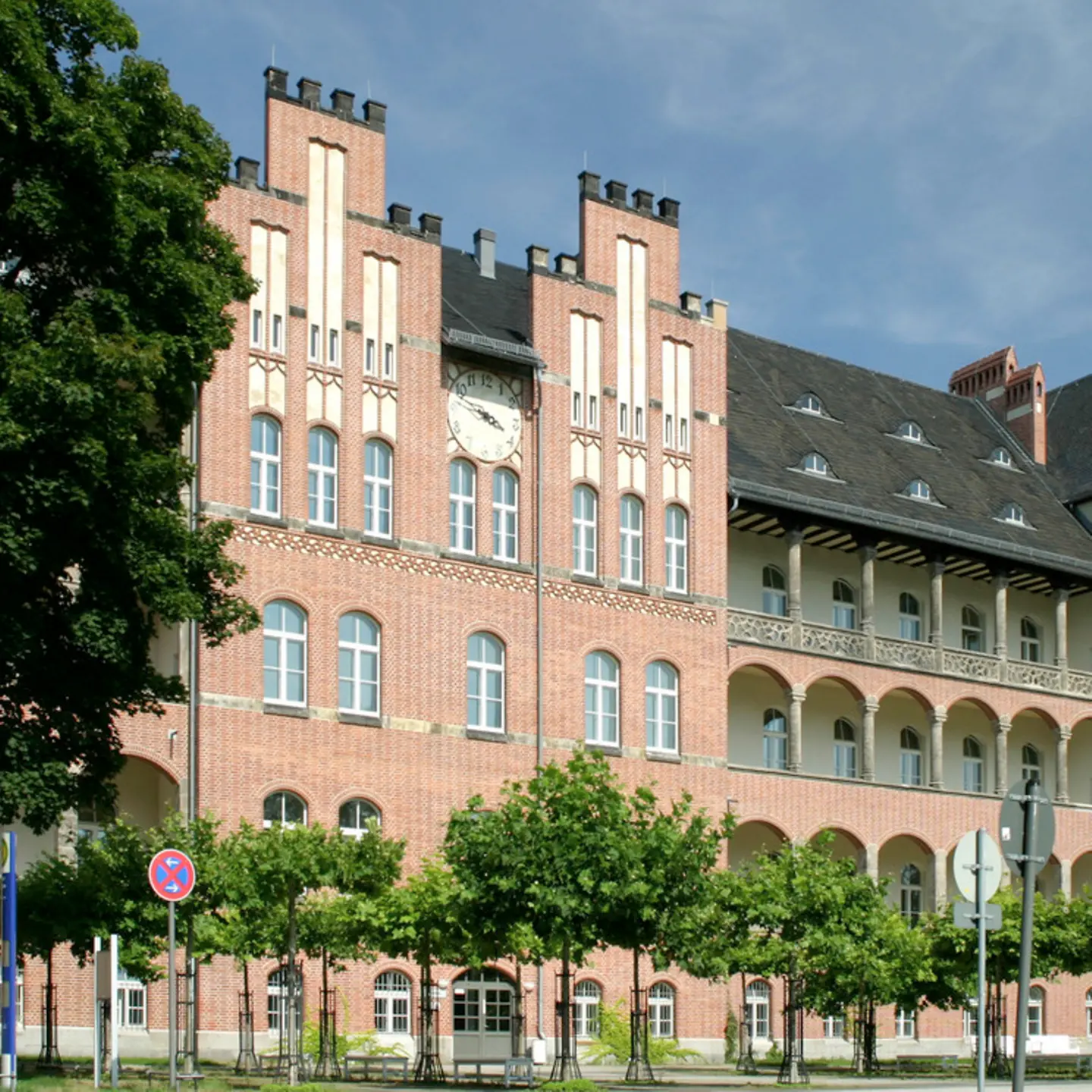 Ein großes Backsteingebäude ist Sitz der Charité in Berlin