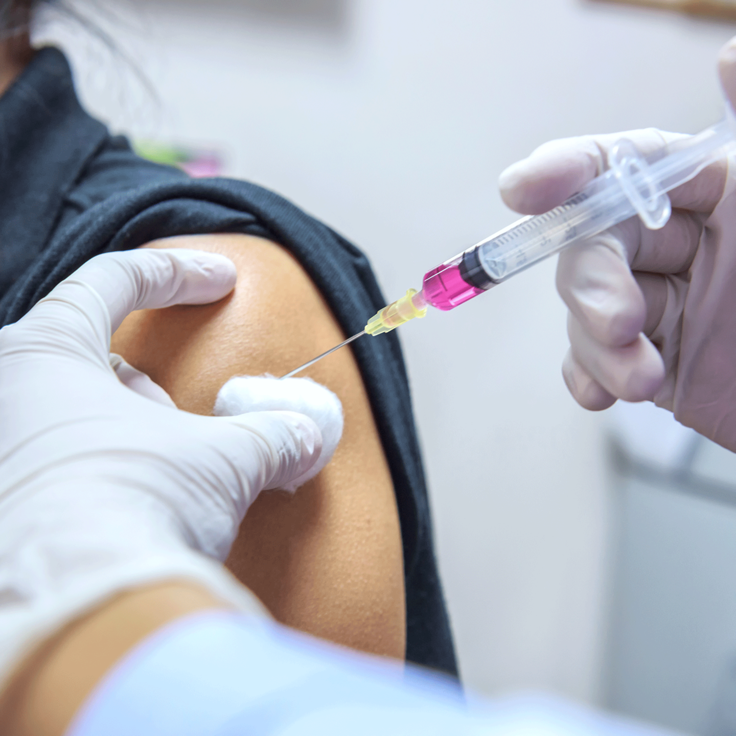 Spritze in den Oberarm