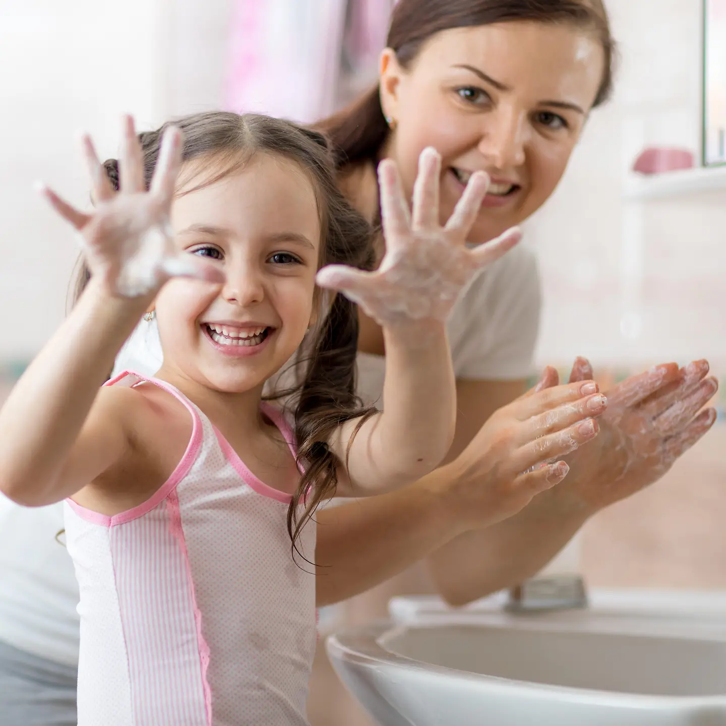 Mutter mit Tochter beim Händewaschen