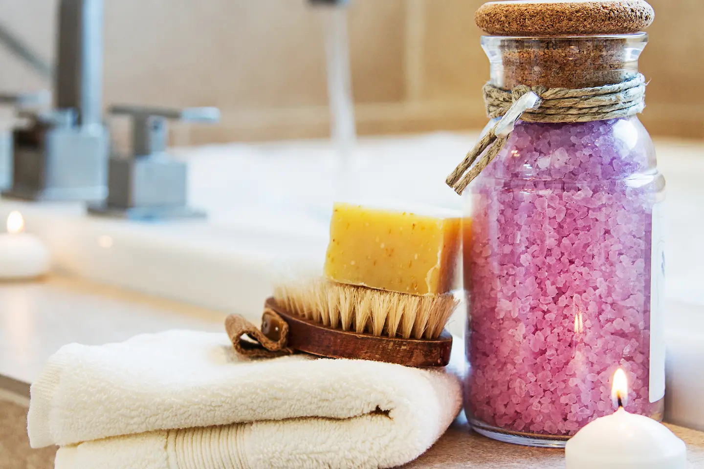 Glas mit lilafarbenem Badesalz