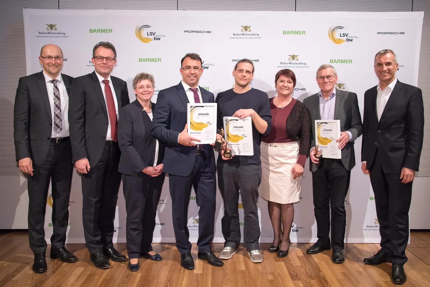 Gruppenbild aller Preisträger und deren Laudatoren beim Trainerpreis des Jahres 2018